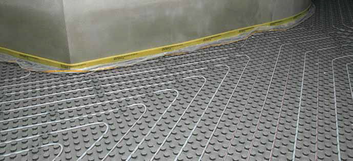 Wie können dünnschichtige Warmwasser-Fußbodenheizsysteme unter Fliesenbelägen eingebaut werden?